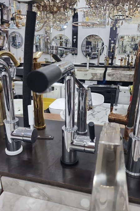 حنفية مطبخ كروم ولمسة سوداء أنيقة